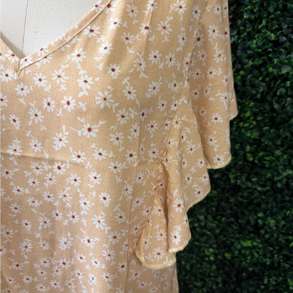 Peach Daisy Flutter Sleeve V-Neck Blouse - Picture 3 of 3
